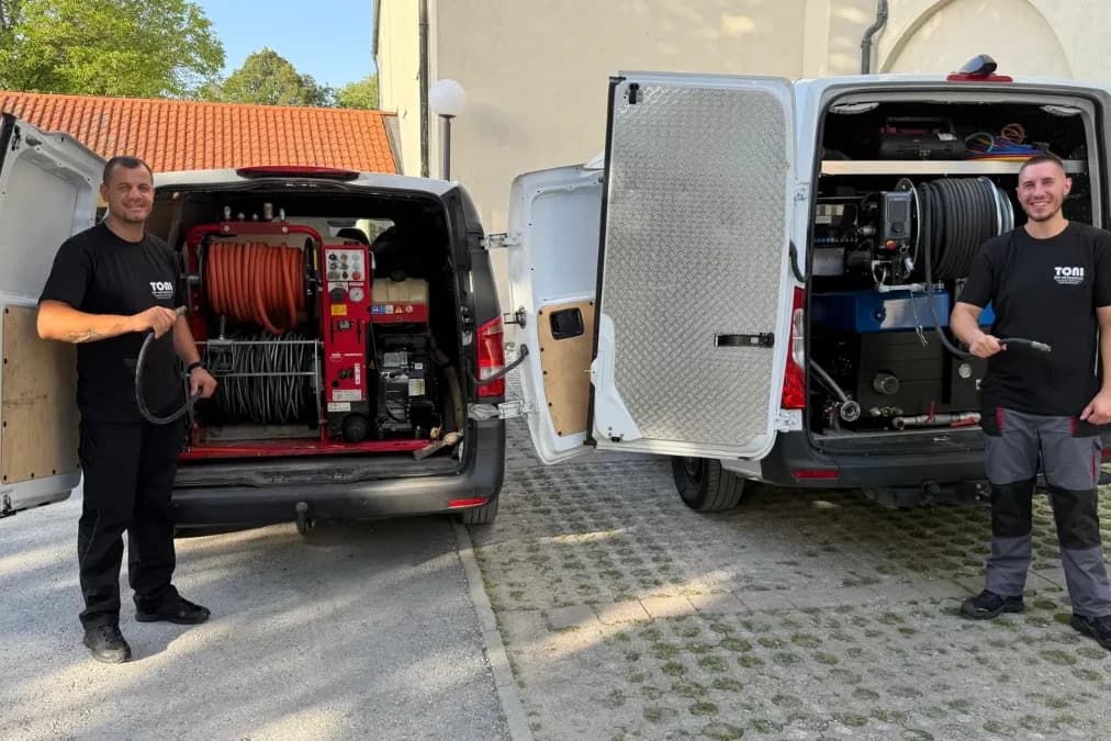 Techniker von TONI Rohr- und Kanalservice mit Hochdruckspültechnik an den offenen Einsatzfahrzeugen