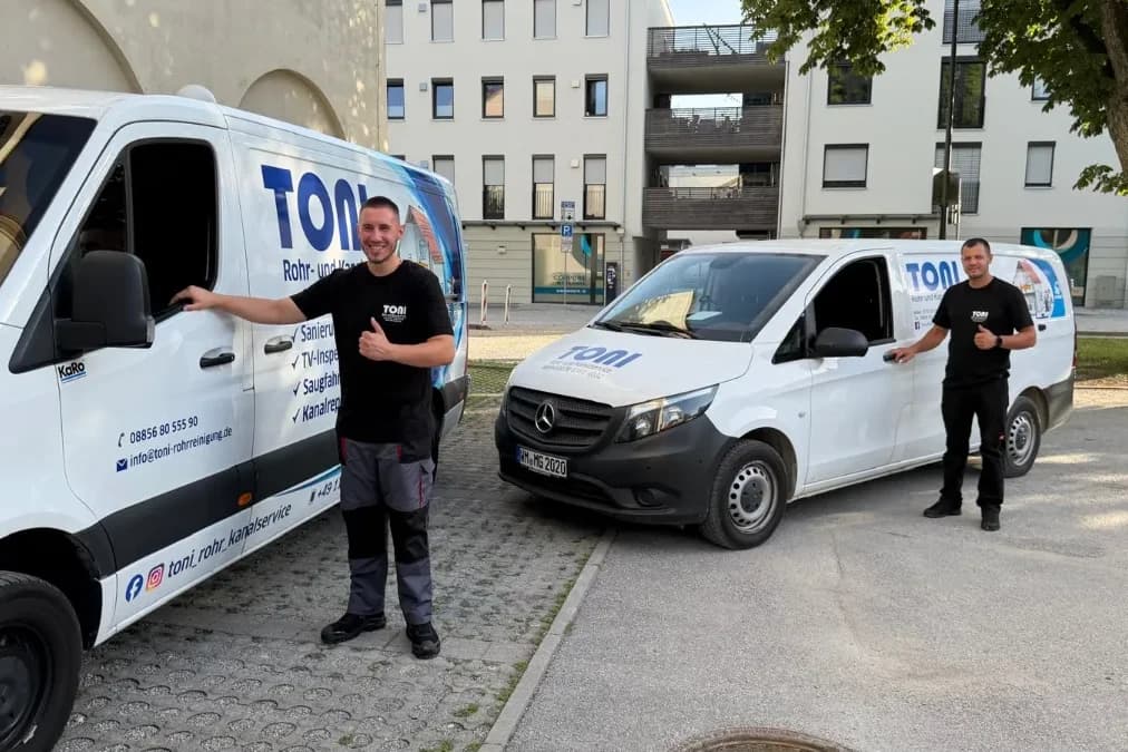 Techniker von TONI Rohr- und Kanalservice vor dem Einsatzfahrzeug in Penzberg