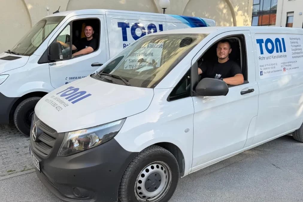 Die beiden Einsatzfahrzeuge von TONI Rohr- und Kanalservice startklar für den Notdienst