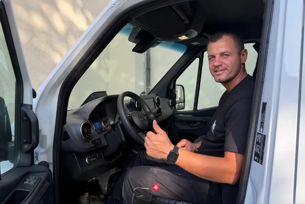 Mitarbeiter von TONI Rohr- und Kanalservice im Fahrerhaus des Einsatzfahrzeugs