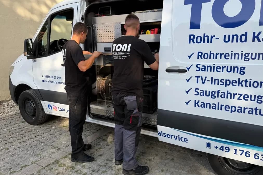 Techniker von TONI Rohr- und Kanalservice rüsten die Spültechnik im Fahrzeug aus