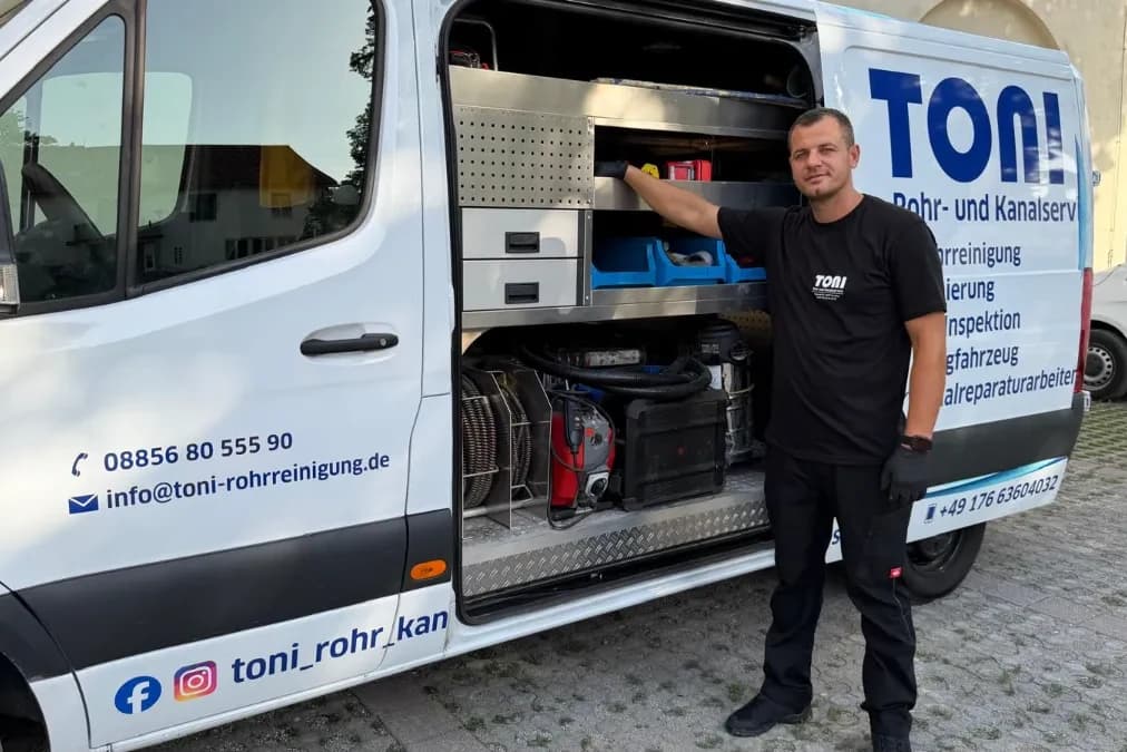 Ausgerüstetes Einsatzfahrzeug von TONI Rohr- und Kanalservice mit Werkzeug und Spültechnik