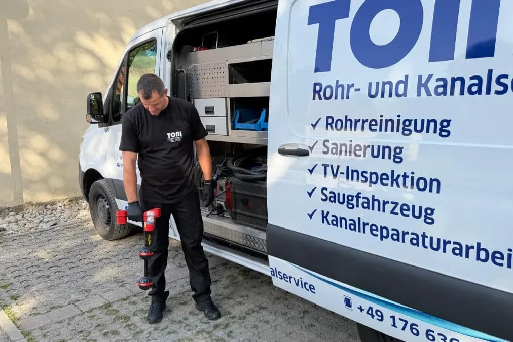 Techniker von TONI Rohr- und Kanalservice mit Werkzeug am Einsatzfahrzeug