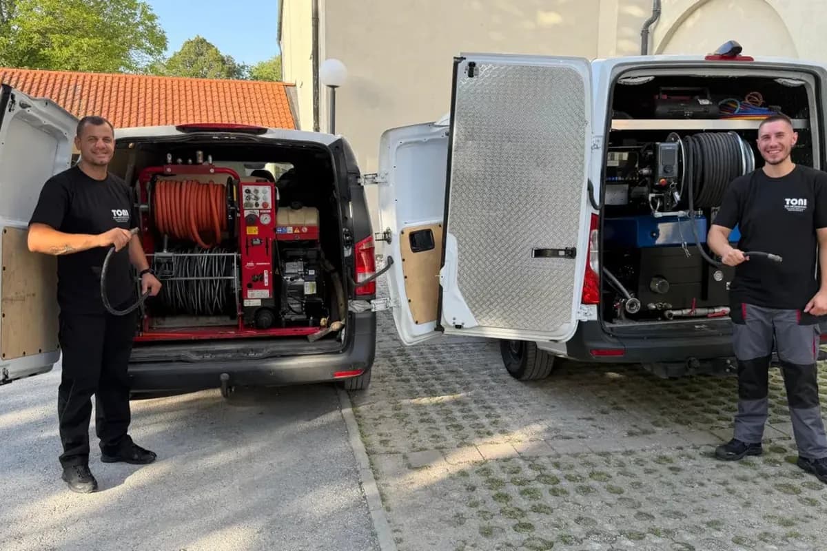 Techniker von TONI Rohr- und Kanalservice mit Hochdruckspültechnik an den Einsatzfahrzeugen