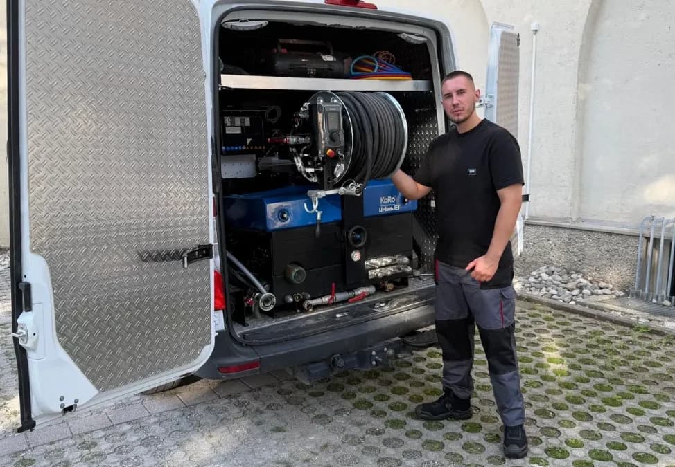 Techniker von TONI Rohr- und Kanalservice am Hochdruckaggregat im geöffneten Einsatzfahrzeug