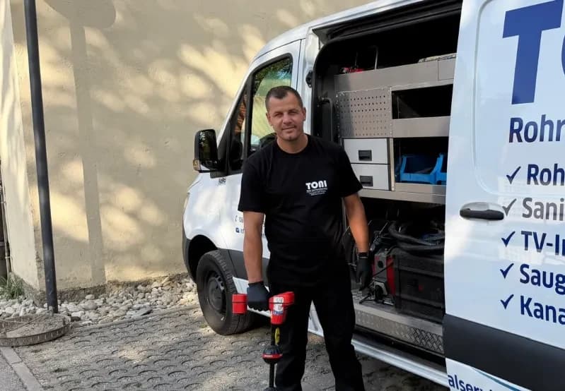 Techniker von TONI Rohr- und Kanalservice mit Werkzeug am ausgerüsteten Einsatzfahrzeug