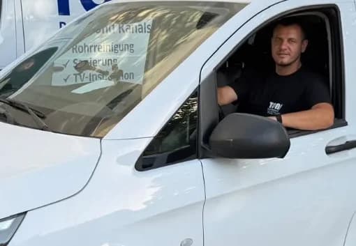 Techniker von TONI Rohr- und Kanalservice im Einsatzfahrzeug auf dem Weg zum Notdiensteinsatz